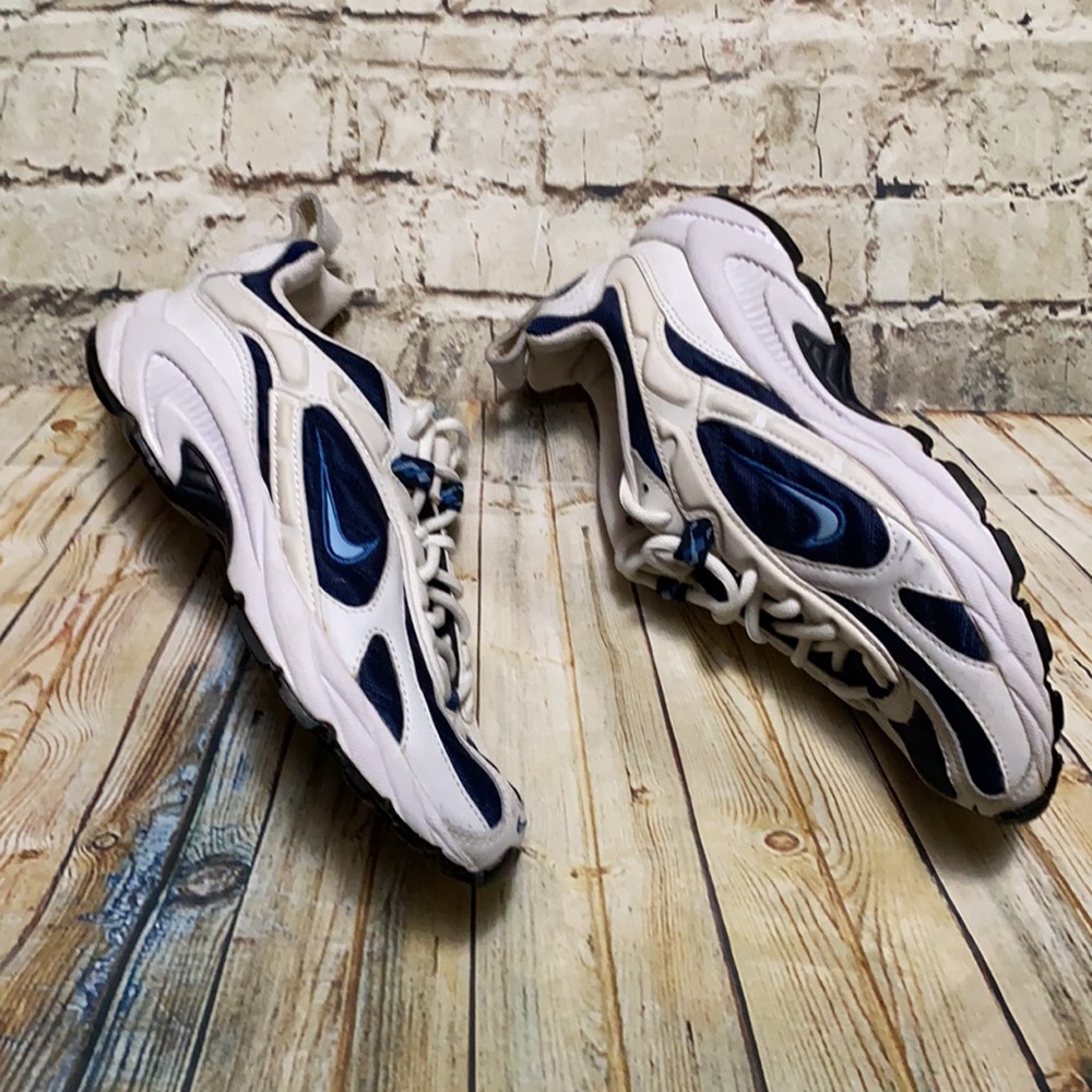 Nike sneakers size 8.5 white and blue - Picture 3 of 6
